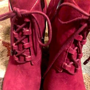Ladies burgundy lace ankle boot shoe 2in..heel..